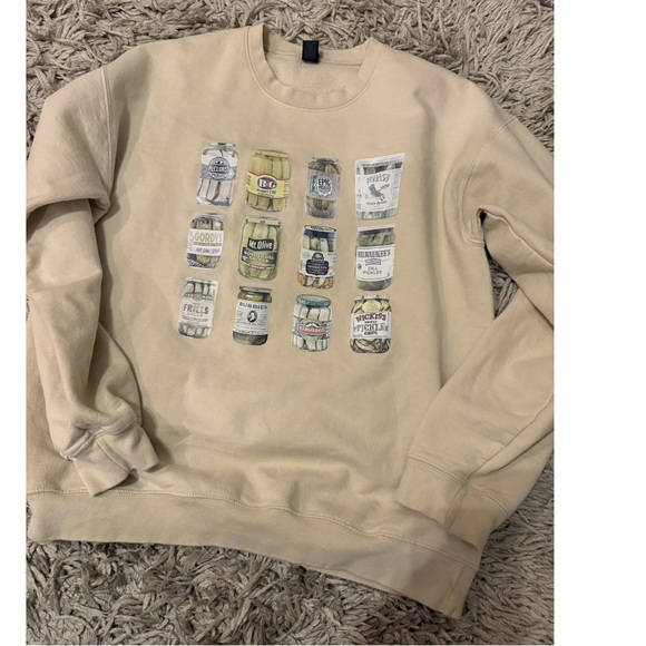 Gildan Sweaters - Cream Colored Pickles Graphic Cozy Sweater sz M